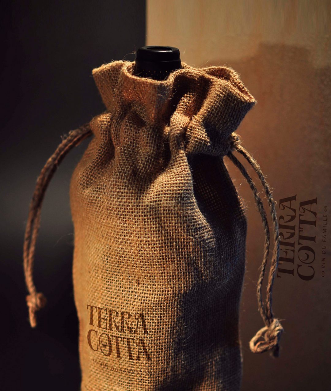 Diseño de packaging y estuche de vino para bodega